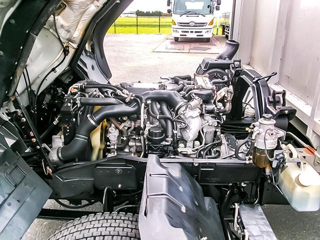 フォワード  日本フルハーフ製アルミウイング 跳ね上げパワーゲート 6速ミッション メッキパーツ ターボ車 最大積載2700kg 荷台寸法(長629×幅240×高239) 4トン 4t 対応免許/8t限定中型免許(26枚目)