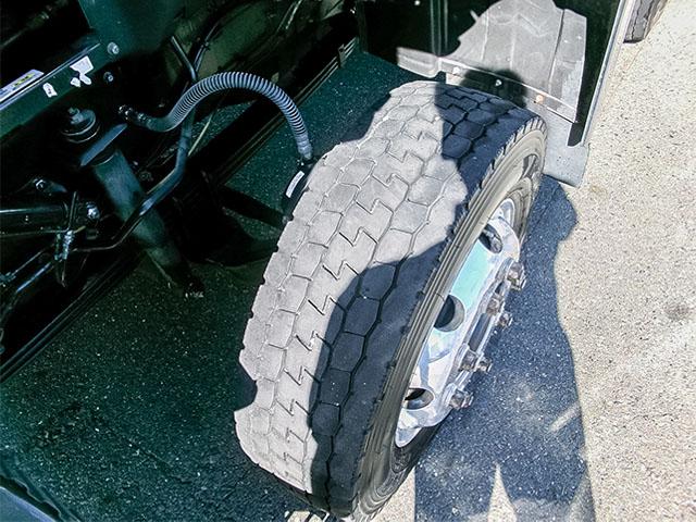 クオン  日本トレクス製アルミウイング ハイルーフ 後輪エアサス 2デフ エスコット 最大積載13,500kg 荷台寸法(長961×幅241×高265) 10トン 10t 対応免許/大型免許(29枚目)