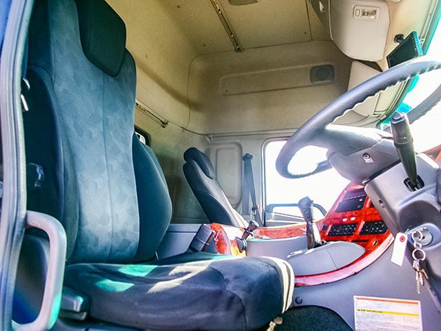 クオン  日本トレクス製アルミウイング ハイルーフ 後輪エアサス 2デフ エスコット 最大積載13,500kg 荷台寸法(長961×幅241×高265) 10トン 10t 対応免許/大型免許(40枚目)