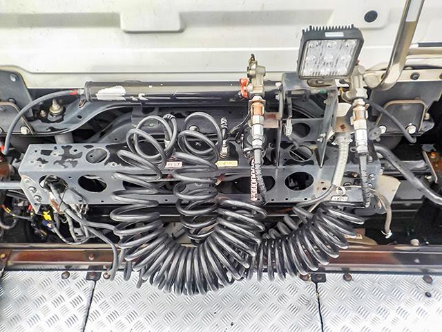 クオン トレーラーヘッド 車検あり 460馬力 アルミホイール 後輪エアサス エスコット 第五輪荷重11,500kg 10トン 10t 対応免許/大型免許(9枚目)