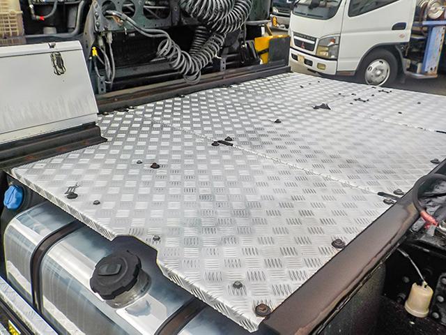 クオン トレーラーヘッド 車検あり 460馬力 アルミホイール 後輪エアサス エスコット 第五輪荷重11,500kg 10トン 10t 対応免許/大型免許(10枚目)