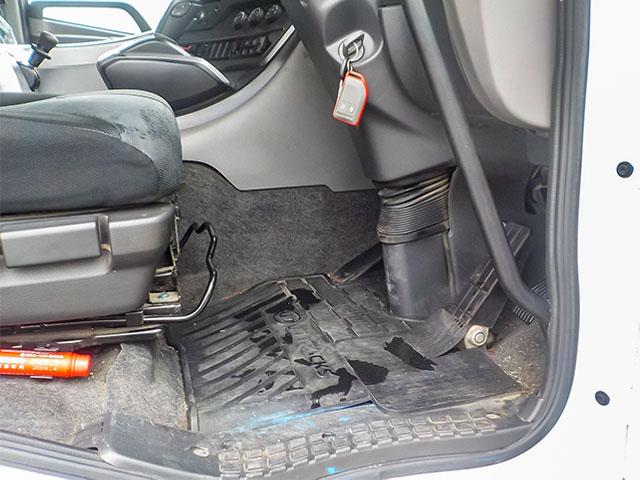 クオン トレーラーヘッド 車検あり 460馬力 アルミホイール 後輪エアサス エスコット 第五輪荷重11,500kg 10トン 10t 対応免許/大型免許(29枚目)