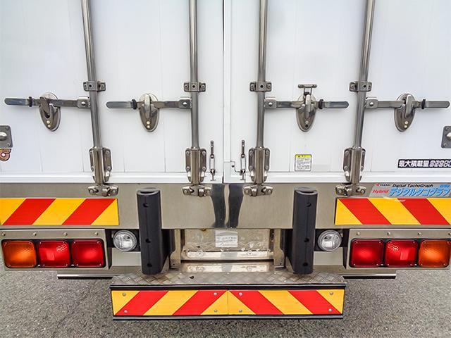 クオン 　トレクス製アルミウイング　油圧式パレットローラー　２デフ　最大積載１２，８００ｋｇ　荷台寸法（長９６０×幅２４１×高２６０）　１０トン　１０ｔ　対応免許／大型免許（26枚目）