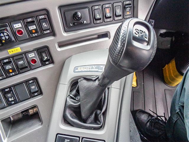 クオン 　トレクス製アルミウイング　油圧式パレットローラー　２デフ　最大積載１２，８００ｋｇ　荷台寸法（長９６０×幅２４１×高２６０）　１０トン　１０ｔ　対応免許／大型免許（46枚目）