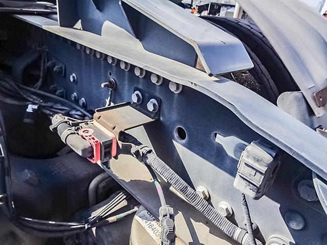 クオン トレーラーヘッド 車検あり ハイルーフ アルミホイール 後輪エアサス エスコット 460馬力 第五輪荷重11500kg 10トン 10t 対応免許/大型免許(16枚目)