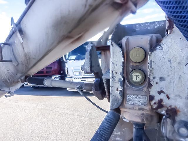 クオン カヤバ製ミキサー車 車検あり リターダー パワーシュート 2デフ 最大積載9,310kg 10トン 10t 対応免許/大型免許(17枚目)