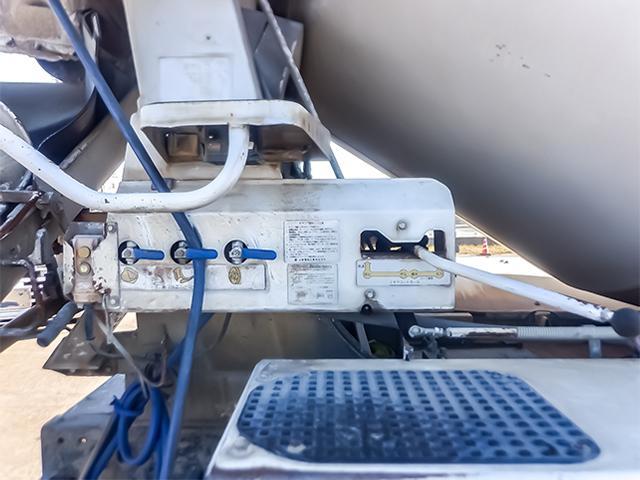 クオン カヤバ製ミキサー車 車検あり リターダー パワーシュート 2デフ 最大積載9,310kg 10トン 10t 対応免許/大型免許(18枚目)