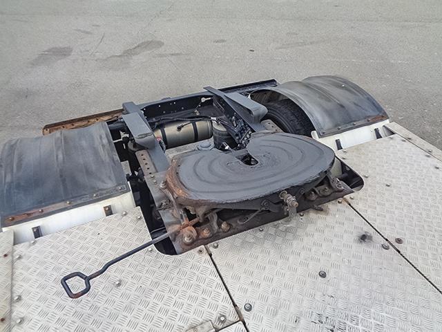 クオン 　トレーラーヘッド　サイドディフレクター　エアロサイドバンパー　アルミホイール　後輪エアサス　エスコット　第五輪荷重１１，５００ｋｇ　１０トン　１０ｔ　対応免許／大型免許（8枚目）