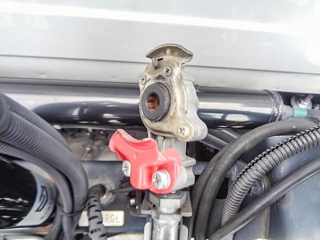 クオン 　トレーラーヘッド　サイドディフレクター　エアロサイドバンパー　アルミホイール　後輪エアサス　エスコット　第五輪荷重１１，５００ｋｇ　１０トン　１０ｔ　対応免許／大型免許（11枚目）