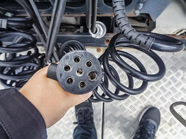 クオン 　トレーラーヘッド　サイドディフレクター　エアロサイドバンパー　アルミホイール　後輪エアサス　エスコット　第五輪荷重１１，５００ｋｇ　１０トン　１０ｔ　対応免許／大型免許（14枚目）