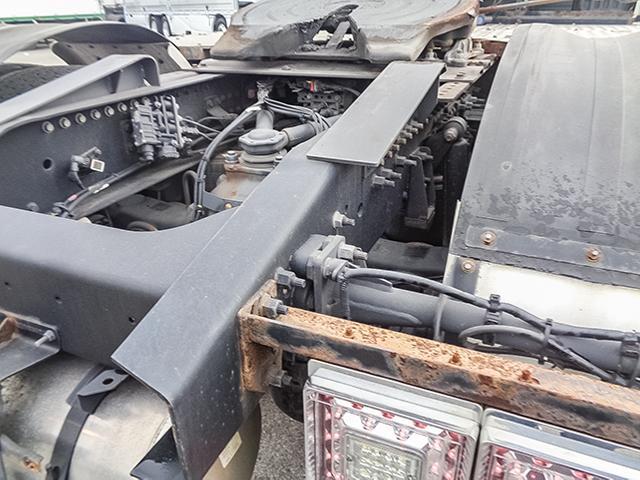 クオン 　トレーラーヘッド　サイドディフレクター　エアロサイドバンパー　アルミホイール　後輪エアサス　エスコット　第五輪荷重１１，５００ｋｇ　１０トン　１０ｔ　対応免許／大型免許（15枚目）