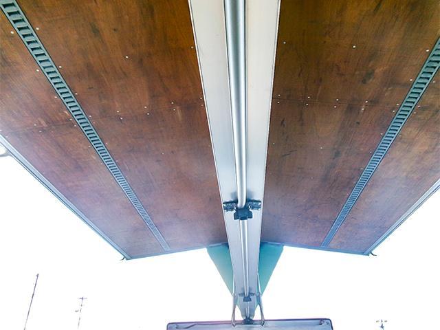 ヒノレンジャー 　トランテックス製アルミウイング　ワイドボディ　後輪エアサス　ラッシングレール　最大積載２，９００ｋｇ　荷台寸法（長６２７×幅２４０×高２４０）　４トン　４ｔ　対応免許／８ｔ限定中型免許（17枚目）