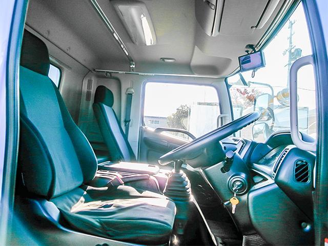 ヒノレンジャー 　トランテックス製アルミウイング　ワイドボディ　後輪エアサス　ラッシングレール　最大積載２，９００ｋｇ　荷台寸法（長６２７×幅２４０×高２４０）　４トン　４ｔ　対応免許／８ｔ限定中型免許（28枚目）