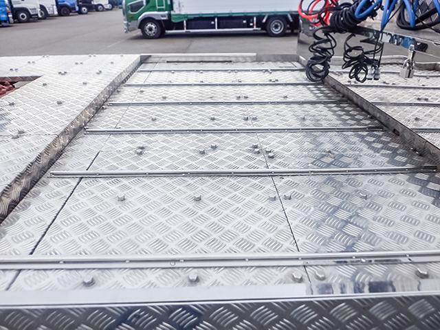 プロフィア 　トレーラーヘッド　トラクタ　第五輪荷重１５，８００ｋｇ　５２０馬力　一括緩和　車検あり　ハイルーフ　流体式リターダー　前出しバンパー　２デフ　ＡＳ－ｔｒｏｎｉｃ　１０トン　１０ｔ　対応免許／大型免許（9枚目）