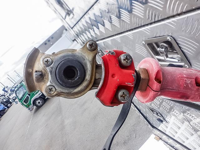 プロフィア 　トレーラーヘッド　トラクタ　第五輪荷重１５，８００ｋｇ　５２０馬力　一括緩和　車検あり　ハイルーフ　流体式リターダー　前出しバンパー　２デフ　ＡＳ－ｔｒｏｎｉｃ　１０トン　１０ｔ　対応免許／大型免許（11枚目）