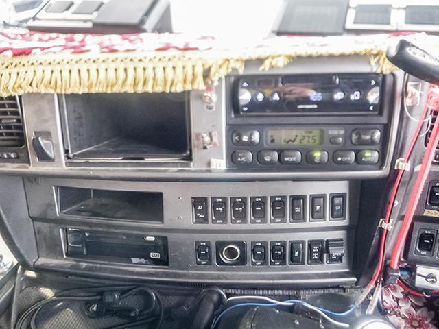 プロフィア 　トレーラーヘッド　トラクタ　第五輪荷重１５，８００ｋｇ　５２０馬力　一括緩和　車検あり　ハイルーフ　流体式リターダー　前出しバンパー　２デフ　ＡＳ－ｔｒｏｎｉｃ　１０トン　１０ｔ　対応免許／大型免許（25枚目）