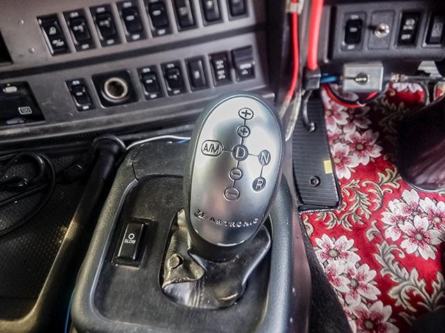 プロフィア 　トレーラーヘッド　トラクタ　第五輪荷重１５，８００ｋｇ　５２０馬力　一括緩和　車検あり　ハイルーフ　流体式リターダー　前出しバンパー　２デフ　ＡＳ－ｔｒｏｎｉｃ　１０トン　１０ｔ　対応免許／大型免許（29枚目）