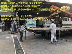 当社で販売している中古トラックは、主に車両の塗装や整備、荷台の床を鉄板に張替えなどを行い、リユーストラックとして販売しております。ＴＥＬ００７８６０４１７５７７（通話料無料） 5