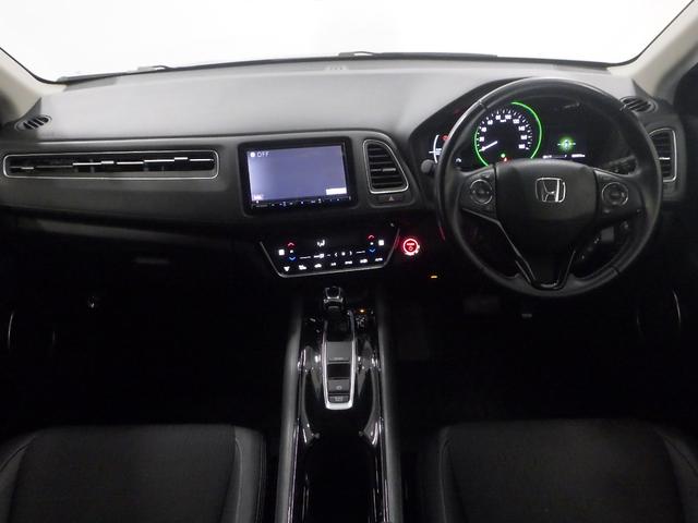 ドライバーを包み込むように、ディスプレーやスイッチ、コンソールを配置。座った瞬間から運転への期待が！空間そのものの心地よさにこだわっています。