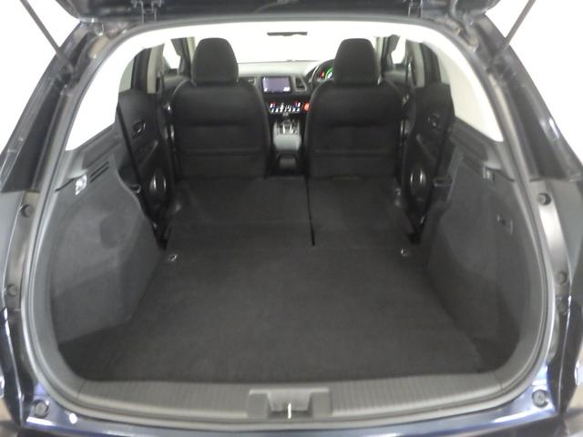 リアシートを倒せば広々荷室の出来上がり♪アレンジ次第でさまざまな荷物が積み込めますよ。