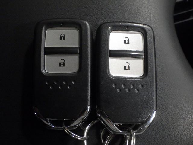 スマートキー付！キーを取り出さなくてもドアロックの施錠・開錠、エンジンの始動が出来ます！雨の日や荷物の多い日にとても便利ですね♪