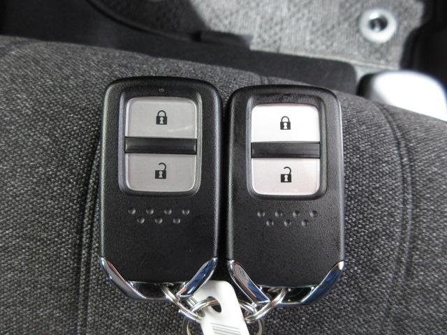 フィット ホーム　フルＬＥＤヘッドライト　電子制御パーキングブレーキ　フルオートエアコン　ＬＥＤルームランプマップランプ　降車時オートドアロック機能付Ｈｏｎｄａスマートキーシステム　当社元試乗車　禁煙車　リアカメラ（6枚目）