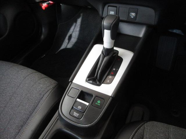 フィット ホーム　フルＬＥＤヘッドライト　電子制御パーキングブレーキ　フルオートエアコン　ＬＥＤルームランプマップランプ　降車時オートドアロック機能付Ｈｏｎｄａスマートキーシステム　当社元試乗車　禁煙車　リアカメラ（11枚目）