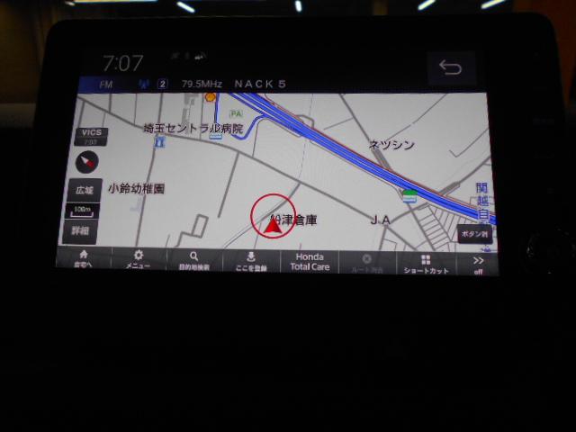 Ｎ－ＢＯＸカスタム ターボ　ＨｏｎｄａＣＯＮＮＥＣＴ　ロールサンシェイド付両側パワースライドドア　前席両側シートヒーター　オートリトラミラー　本革巻ステアリング　パドルシフト　コンビニフック付シートバックテーブル　元試乗車　禁煙（2枚目）