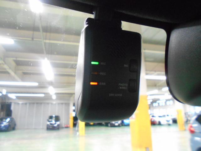 Ｎ－ＢＯＸカスタム ターボ　ＨｏｎｄａＣＯＮＮＥＣＴ　ロールサンシェイド付両側パワースライドドア　前席両側シートヒーター　オートリトラミラー　本革巻ステアリング　パドルシフト　コンビニフック付シートバックテーブル　元試乗車　禁煙（5枚目）