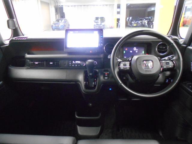 Ｎ－ＢＯＸカスタム ターボ　ＨｏｎｄａＣＯＮＮＥＣＴ　ロールサンシェイド付両側パワースライドドア　前席両側シートヒーター　オートリトラミラー　本革巻ステアリング　パドルシフト　コンビニフック付シートバックテーブル　元試乗車　禁煙（8枚目）