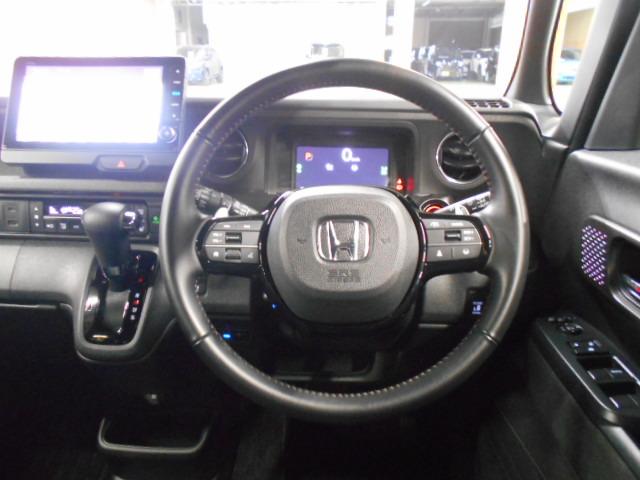 Ｎ－ＢＯＸカスタム ターボ　ＨｏｎｄａＣＯＮＮＥＣＴ　ロールサンシェイド付両側パワースライドドア　前席両側シートヒーター　オートリトラミラー　本革巻ステアリング　パドルシフト　コンビニフック付シートバックテーブル　元試乗車　禁煙（9枚目）