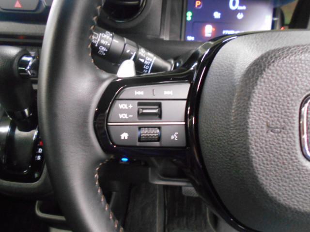 Ｎ－ＢＯＸカスタム ターボ　ＨｏｎｄａＣＯＮＮＥＣＴ　ロールサンシェイド付両側パワースライドドア　前席両側シートヒーター　オートリトラミラー　本革巻ステアリング　パドルシフト　コンビニフック付シートバックテーブル　元試乗車　禁煙（10枚目）