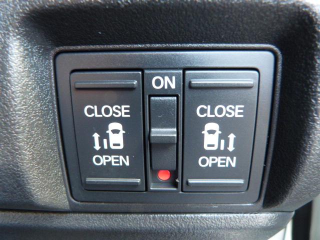 Ｎ－ＢＯＸカスタム ターボ　ＨｏｎｄａＣＯＮＮＥＣＴ　ロールサンシェイド付両側パワースライドドア　前席両側シートヒーター　オートリトラミラー　本革巻ステアリング　パドルシフト　コンビニフック付シートバックテーブル　元試乗車　禁煙（12枚目）
