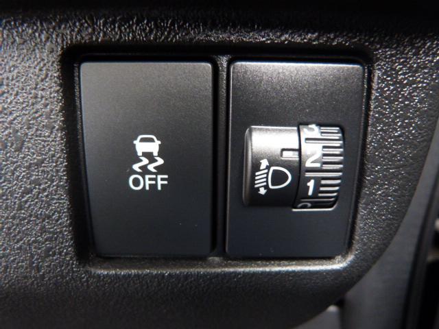 Ｎ－ＢＯＸカスタム ターボ　ＨｏｎｄａＣＯＮＮＥＣＴ　ロールサンシェイド付両側パワースライドドア　前席両側シートヒーター　オートリトラミラー　本革巻ステアリング　パドルシフト　コンビニフック付シートバックテーブル　元試乗車　禁煙（13枚目）