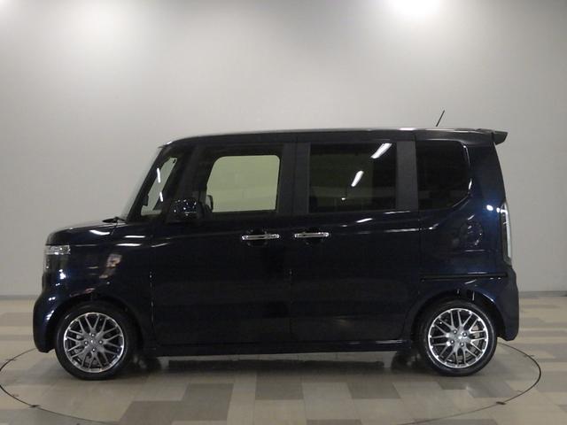 Ｎ－ＢＯＸカスタム ターボ　ＨｏｎｄａＣＯＮＮＥＣＴ　ロールサンシェイド付両側パワースライドドア　前席両側シートヒーター　オートリトラミラー　本革巻ステアリング　パドルシフト　コンビニフック付シートバックテーブル　元試乗車　禁煙（30枚目）