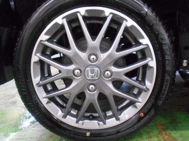 Ｎ－ＢＯＸカスタム ターボ　ＨｏｎｄａＣＯＮＮＥＣＴ　ロールサンシェイド付両側パワースライドドア　前席両側シートヒーター　オートリトラミラー　本革巻ステアリング　パドルシフト　コンビニフック付シートバックテーブル　元試乗車　禁煙（32枚目）