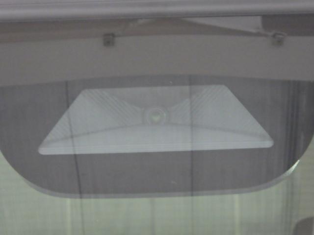 Ｎ－ＢＯＸカスタム ターボ　ＨｏｎｄａＣＯＮＮＥＣＴ　ロールサンシェイド付両側パワースライドドア　前席両側シートヒーター　オートリトラミラー　本革巻ステアリング　パドルシフト　コンビニフック付シートバックテーブル　元試乗車　禁煙（33枚目）