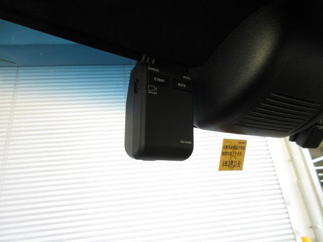 N-BOXカスタム Lターボ 純正前後ドラレコ 本革巻ステアリング・セレクトノブ オートリトラミラー ロールサンシェイド付両側パワースライドドア 前席両側シートヒーター 電子制御パーキングブレーキ 充電用USBジャック2個 禁煙車(3枚目)