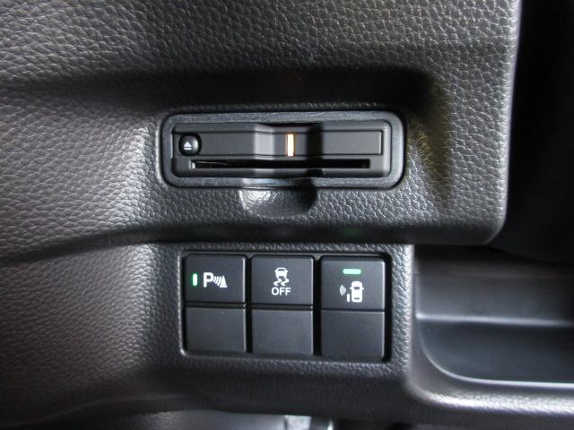 N-BOXカスタム Lターボ 純正前後ドラレコ 本革巻ステアリング・セレクトノブ オートリトラミラー ロールサンシェイド付両側パワースライドドア 前席両側シートヒーター 電子制御パーキングブレーキ 充電用USBジャック2個 禁煙車(5枚目)