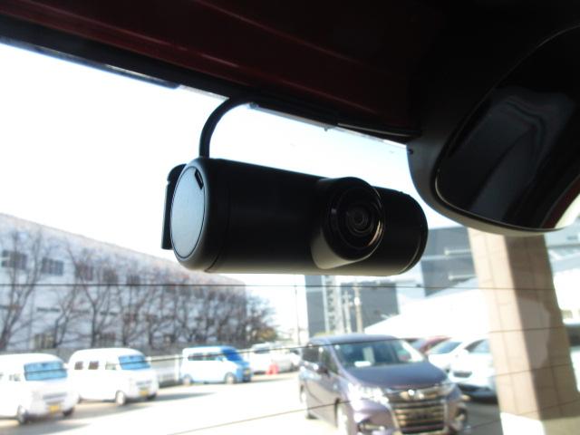 N-BOXカスタム Lターボ 純正前後ドラレコ 本革巻ステアリング・セレクトノブ オートリトラミラー ロールサンシェイド付両側パワースライドドア 前席両側シートヒーター 電子制御パーキングブレーキ 充電用USBジャック2個 禁煙車(6枚目)