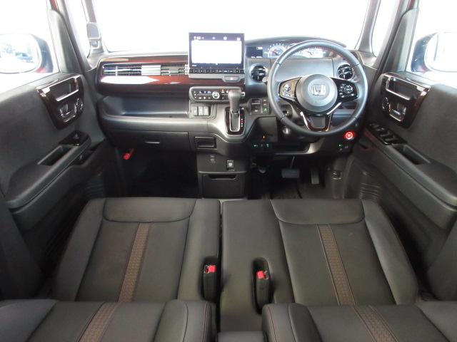 N-BOXカスタム Lターボ 純正前後ドラレコ 本革巻ステアリング・セレクトノブ オートリトラミラー ロールサンシェイド付両側パワースライドドア 前席両側シートヒーター 電子制御パーキングブレーキ 充電用USBジャック2個 禁煙車(8枚目)