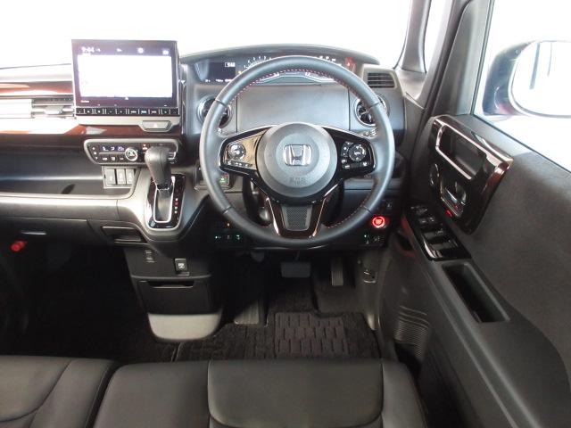 N-BOXカスタム Lターボ 純正前後ドラレコ 本革巻ステアリング・セレクトノブ オートリトラミラー ロールサンシェイド付両側パワースライドドア 前席両側シートヒーター 電子制御パーキングブレーキ 充電用USBジャック2個 禁煙車(9枚目)