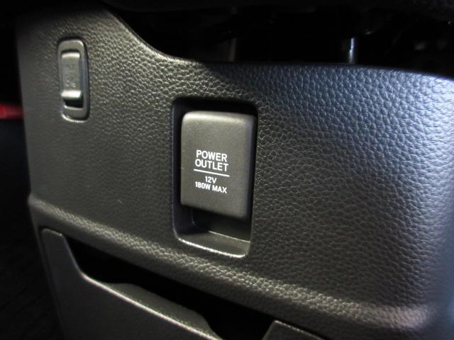 N-BOXカスタム Lターボ 純正前後ドラレコ 本革巻ステアリング・セレクトノブ オートリトラミラー ロールサンシェイド付両側パワースライドドア 前席両側シートヒーター 電子制御パーキングブレーキ 充電用USBジャック2個 禁煙車(15枚目)