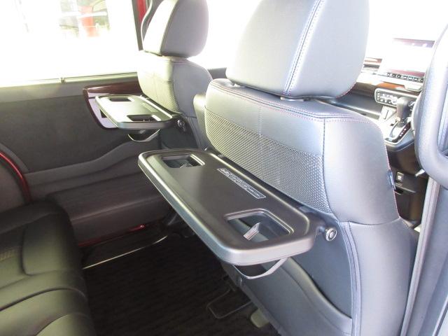 N-BOXカスタム Lターボ 純正前後ドラレコ 本革巻ステアリング・セレクトノブ オートリトラミラー ロールサンシェイド付両側パワースライドドア 前席両側シートヒーター 電子制御パーキングブレーキ 充電用USBジャック2個 禁煙車(19枚目)