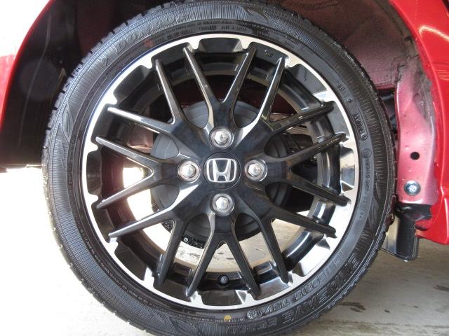 N-BOXカスタム Lターボ 純正前後ドラレコ 本革巻ステアリング・セレクトノブ オートリトラミラー ロールサンシェイド付両側パワースライドドア 前席両側シートヒーター 電子制御パーキングブレーキ 充電用USBジャック2個 禁煙車(30枚目)