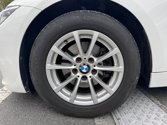 ３シリーズ ３２０ｉ　ワンオーナー　平成２７〜令和７年まで１年毎ディーラー記録簿あり！　純正ナビ　バックカメラ　ミラー一体型ＥＴＣ　運転席パワー＆メモリーシート　助手席パワーシート　リアソナー　純正１６アルミ　スマートキー（22枚目）
