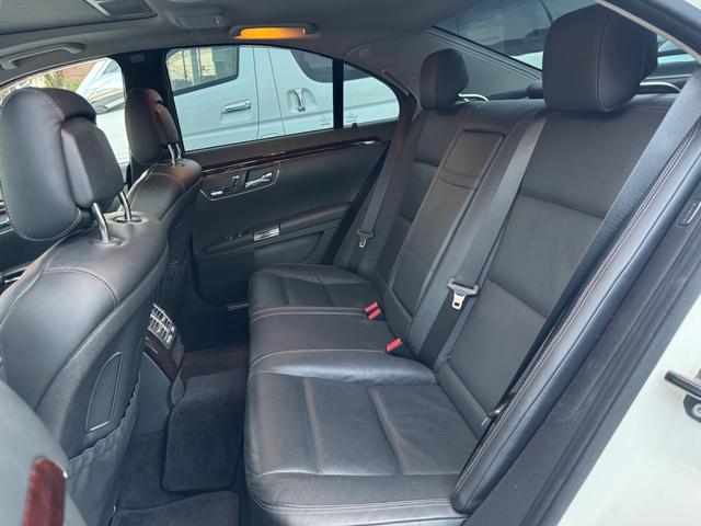 リアシートは使用感も少なく快適にご使用いただけます