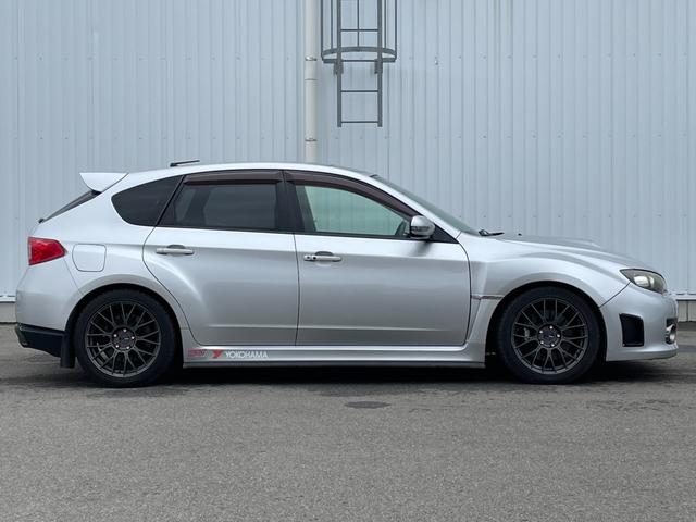 ＷＲＸ　ＳＴｉ　６ＭＴ　車高調　ＥＮＫＥＩ１７インチアルミホイール　ＳＴｉマフラー　社外メモリナビ（ＭＤＶ－Ｚ７００）（ＣＤ／ＤＶＤ／フルセグ／Ｂｌｕｅｔｏｏｔｈ）　黒ハーフレザーシート　ＨＩＤ　ＥＴＣ(42枚目)