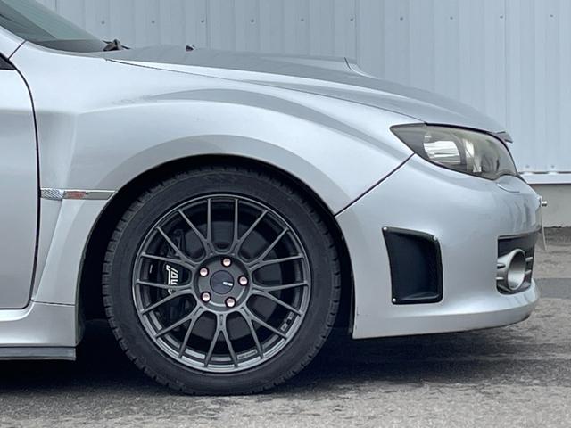 ＷＲＸ　ＳＴｉ　６ＭＴ　車高調　ＥＮＫＥＩ１７インチアルミホイール　ＳＴｉマフラー　社外メモリナビ（ＭＤＶ－Ｚ７００）（ＣＤ／ＤＶＤ／フルセグ／Ｂｌｕｅｔｏｏｔｈ）　黒ハーフレザーシート　ＨＩＤ　ＥＴＣ(43枚目)