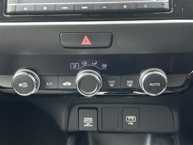 ｅ：ＨＥＶホーム　革巻きステアリング　バックカメラ　電動パーキングブレーキ　ＣＤ　Ｂｌｕｅｔｏｏｔｈ　ホンダセンシング　クルーズコントロール　ドライブレコーダー　ＬＥＤ　ＥＴＣ　社外フロアマット(12枚目)